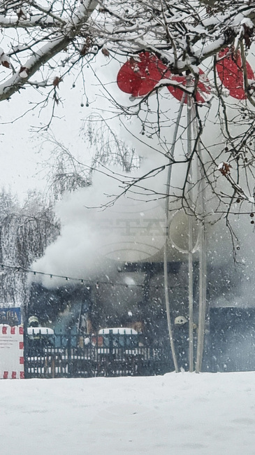 Горя павилион за бързо хранене в центъра на София, пожарът е потушен 