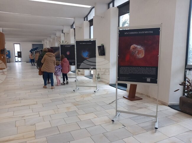 В Планетариума в Смолян откриха космическа изложба "Цветовете на вселената"