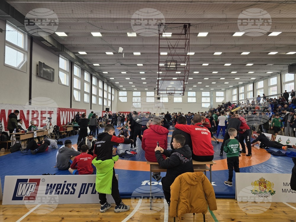Русенският клуб "Юнак Локомотив" взе четири титли на държавния шампионат по борба за жени във Враца