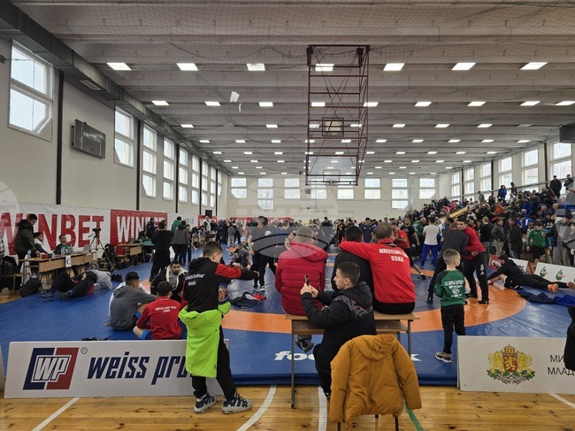 Русенският клуб "Юнак Локомотив" взе четири титли на държавния шампионат по борба за жени във Враца