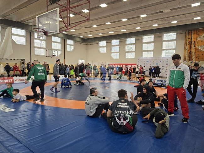 Българските национали по борба за мъже и жени започнаха лагер в комплекс "Диана" в София