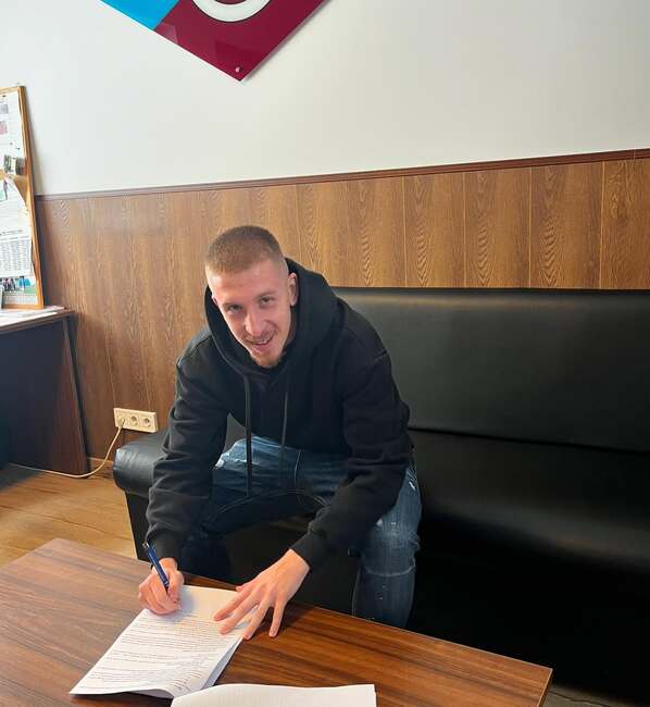 Юноша на Септември подписа първи професионален договор с клуба