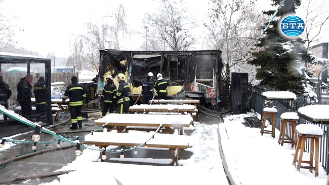 Горя павилион за бързо хранене в центъра на София, пожарът е потушен