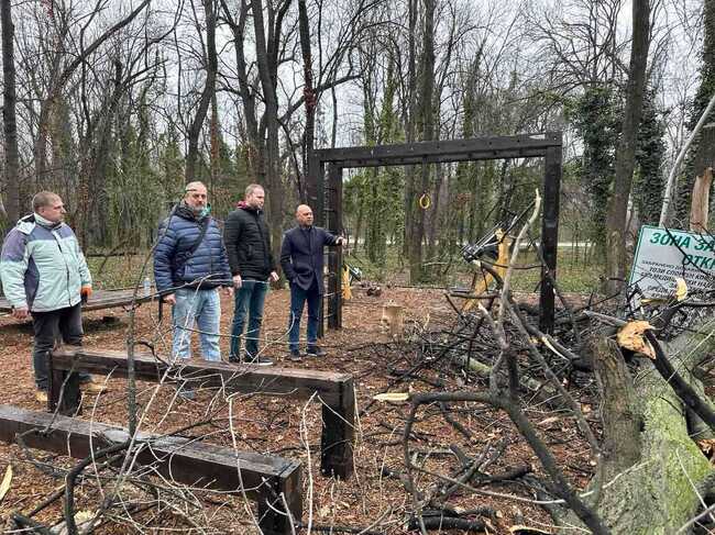 Паднало дърво нанесе щети върху фитнес площадка в пловдивския парк „Лаута”