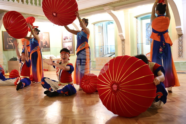 Guizhou Lantern Theatre Performs Chinese Folk Music in Plovdiv