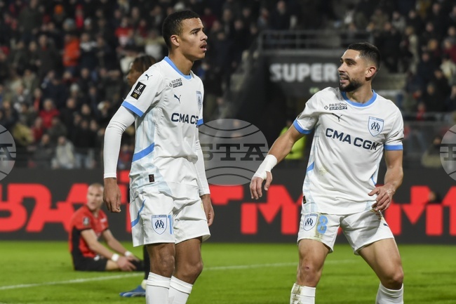 Вторият в класирането Олимпик Марсилия завърши наравно със Страсбург в двубой от футболното първенство на Франция