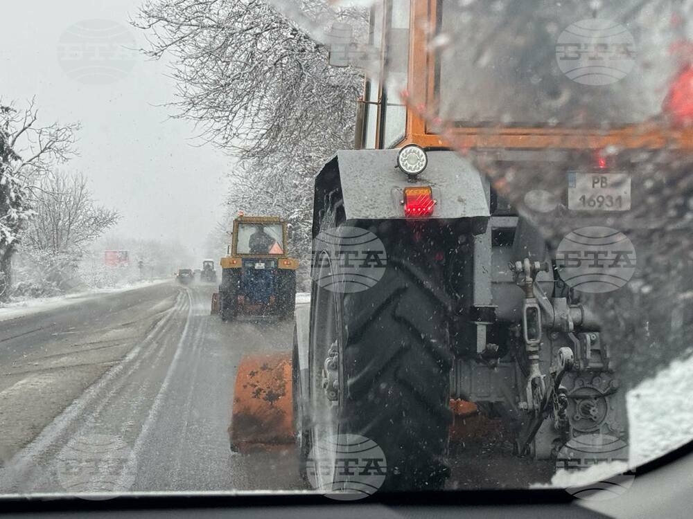 Близо 90 машини се включиха в почистването на основните пътни артерии в Пловдив от снега