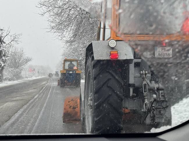 Близо 90 машини се включиха в почистването на основните пътни артерии в Пловдив от снега