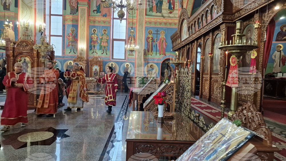 Пророкът, който има най-много празници, е Йоан Кръстител, каза в проповедта си в шуменския храм "Св. Три Светители" отец Красимир