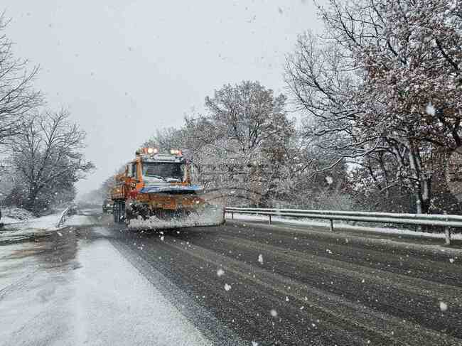 Товарните автомобили над 12 тона, които пътуват между Харманли и Тополовград, задължително трябва да са с вериги, предупредиха от Областната администрация
