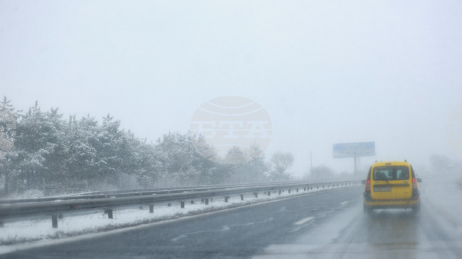 Шофьорите да тръгват с оборудвани за зимни условия автомобили в следващите дни поради предстоящи снеговалежи, предупреждават от АПИ