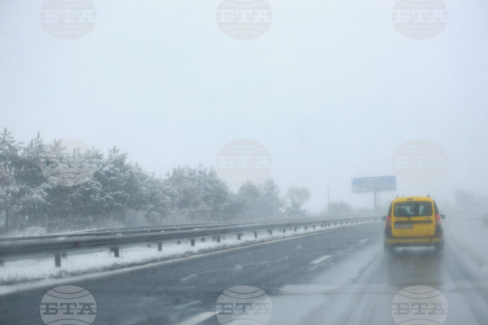 Шофьорите да тръгват с оборудвани за зимни условия автомобили в следващите дни поради предстоящи снеговалежи, предупреждават от АПИ