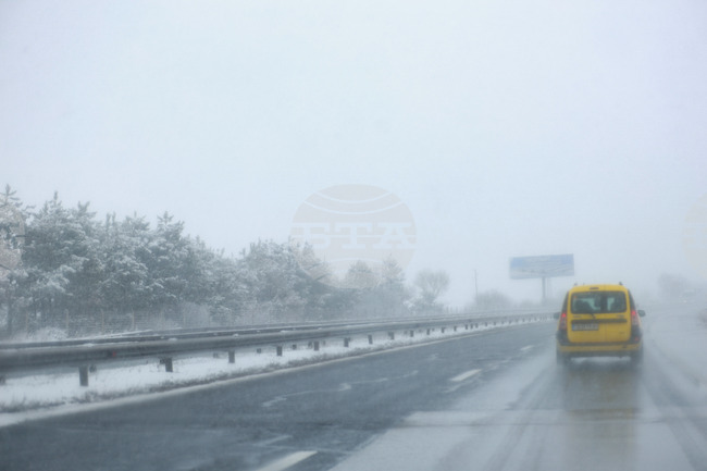 Шофьорите да тръгват с оборудвани за зимни условия автомобили в следващите дни поради предстоящи снеговалежи, предупреждават от АПИ