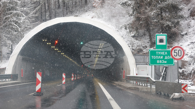 Движението през тунел „Топли дол“ на автомагистрала „Хемус“ ще продължи да се осъществява в двете тръби 