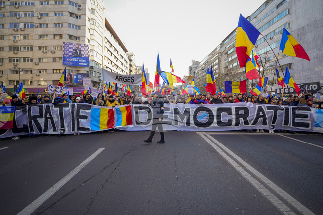 Десетки хиляди хора се събраха на протест на опозиционния Алианс за обединение на румънците в Букурещ