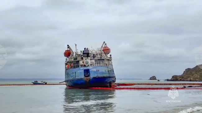 Специалисти прокарват връзка до танкер, претърпял корабокрушение в Керченския проток, за да предотвратят замърсяване на акваторията с мазут