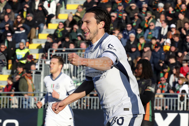 Интер надви Венеция с гол на Матео Дармиан и записа шеста поредна победа в Италия