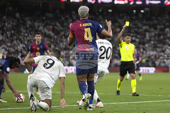 Барселона може да задържи защитника Араухо след контузията на Мартинес