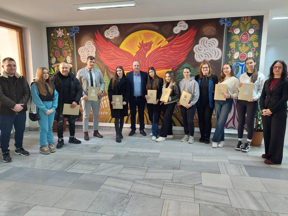 Ученици от Първомай бяха отличени от кмета със звание и грамота "Рицар на доброто"