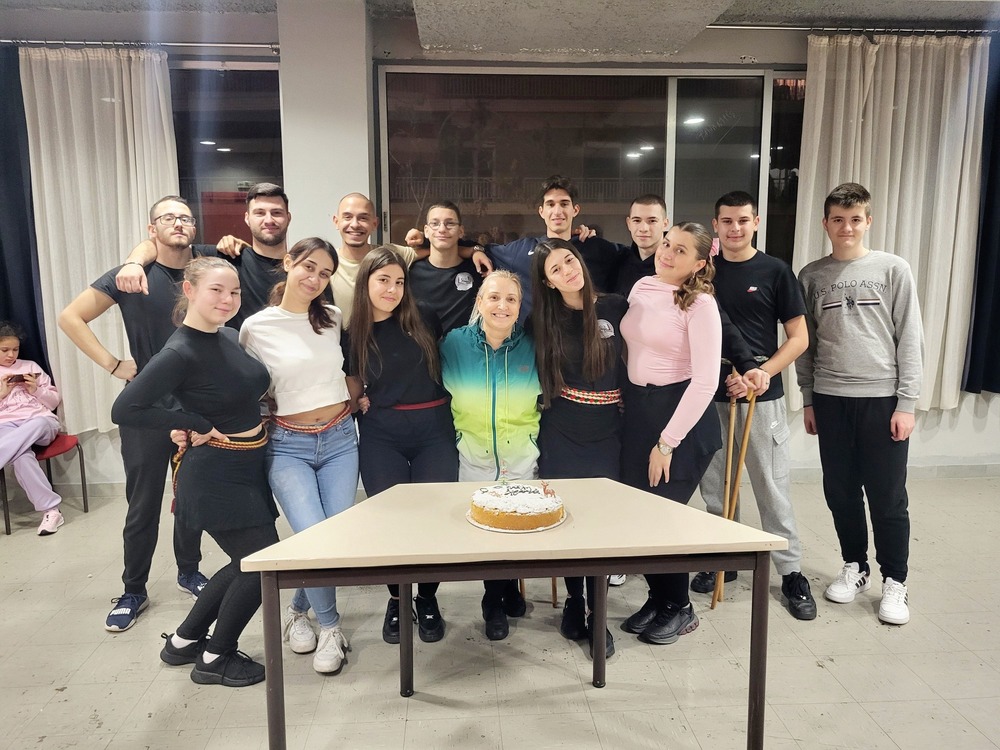 Фолклорна танцова формация „Луди-Млади“ в Атина спази традицията за разрязване на василопита 