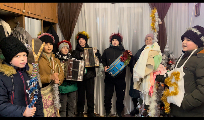 Децата от село Табаки в Украйна пресъздадоха народната традиция на коледуването