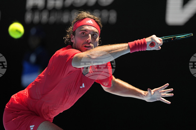 Стефанос Циципас се класира за втория кръг на турнира по тенис в Дубай