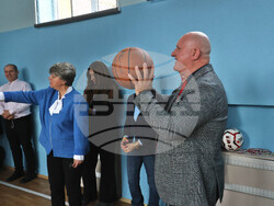 Образователният министър Галин Цоков откри нов физкултурен салон в Професионалната гимназия "Княгиня Евдокия" и направи първа копка за разширението на училището. Снимка: МОН