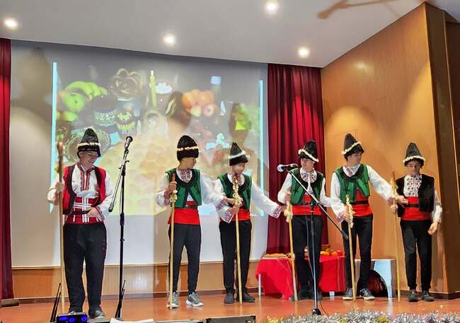 Спектакъл „Коледа – доброта, светлина и приказно вълшебство“ се състоя в училище „Родолюбие“ във Валенсия