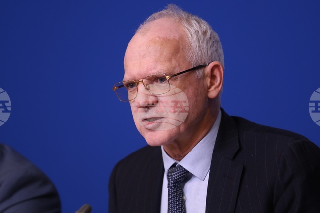 Председателят на Асоциацията на индустриалния капитал в България Васил Велев призова бизнеса да не увеличава цените и да не съкращава персонал заради цените на електроенергията