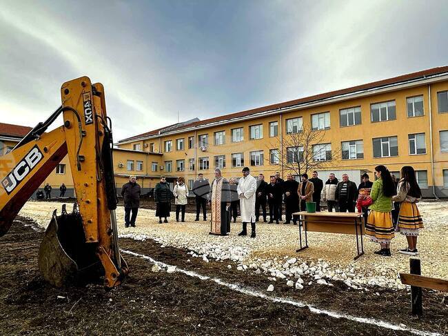 В Дулово направиха първа копка на физкултурен салон в местната Професионална гимназия по облекло, обслужване и транспорт 