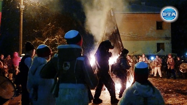 С ритуален огън и сурвакарски игри гониха злите сили в кюстендилското село Пиперков чифлик