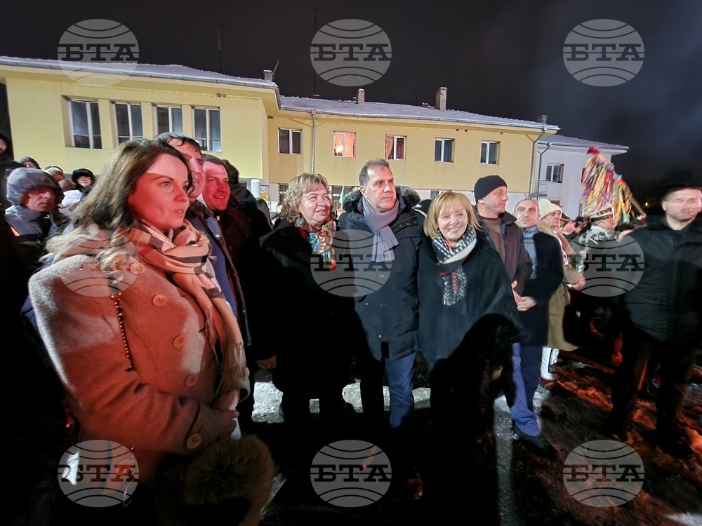 Председателят на парламента Наталия Киселова бе гост на обичая Сурва в Пернишко