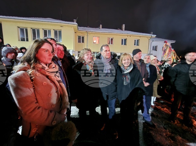 Председателят на парламента Наталия Киселова бе гост на обичая Сурва в Пернишко 