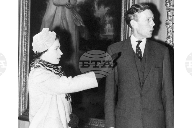 Почти десетилетие крият от кралица Елизабет Втора, че в двореца работи бивш съветски шпионин 