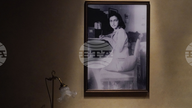 Ева Шлос, полусестрата на Ане Франк и оцеляла от Холокоста почина на 96-годишна възраст