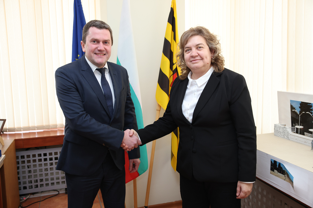 Председателят на Народното събрание Наталия Киселова присъства на празника Сурва в град Батановци и в село Мещица, Пернишко