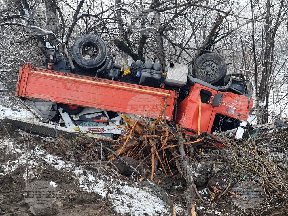 В Пловдив камион се преобърна извън пътното платно на "Рогошко шосе"