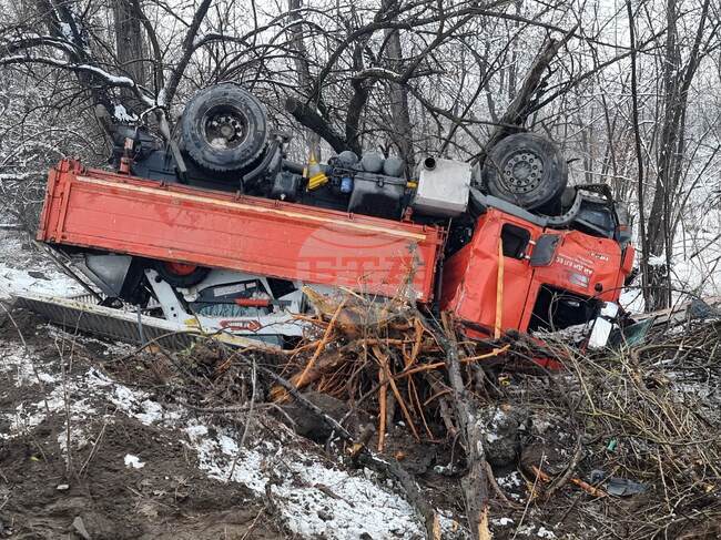 В Пловдив камион се преобърна извън пътното платно на "Рогошко шосе"