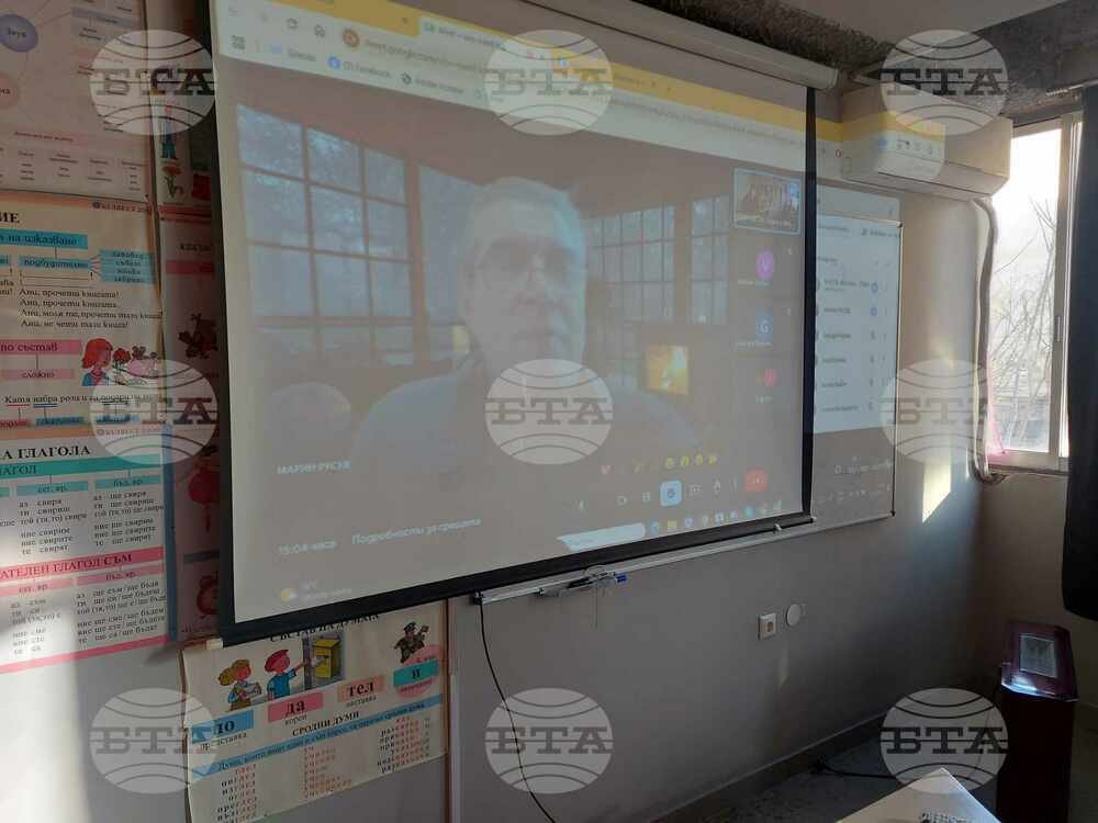 Преподавателят в Софийския унивеститет професор Марин Русев гостува онлайн на училище „Св. св. Кирил и Методий“ в Атина