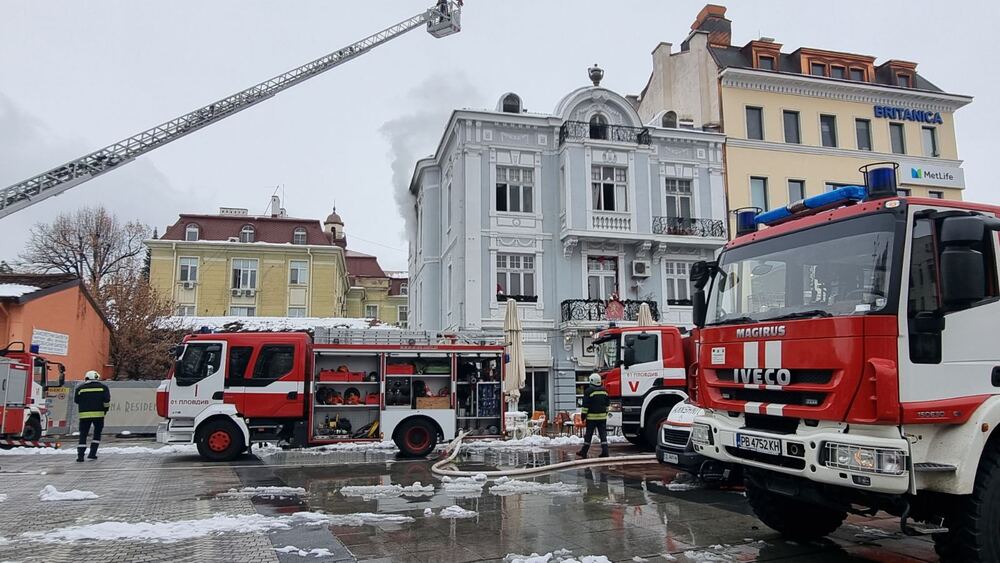 Къща паметник на културата горя в центъра на Пловдив, има загинал
