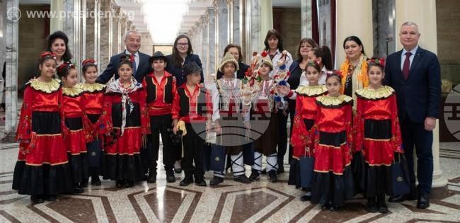 Началникът на кабинета на президента Гълъб Донев посрещна ученици от Средно училище „Христо Смирненски“ в Койнаре по случай Василица