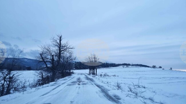 27 машини почистват и опесъчават пътищата в Ловешка област