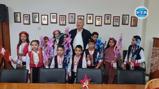 Деца от училището в квартал „Кошарник“ сурвакаха кмета на Монтана Златко Живков и разказаха за традициите на ромската  Нова година