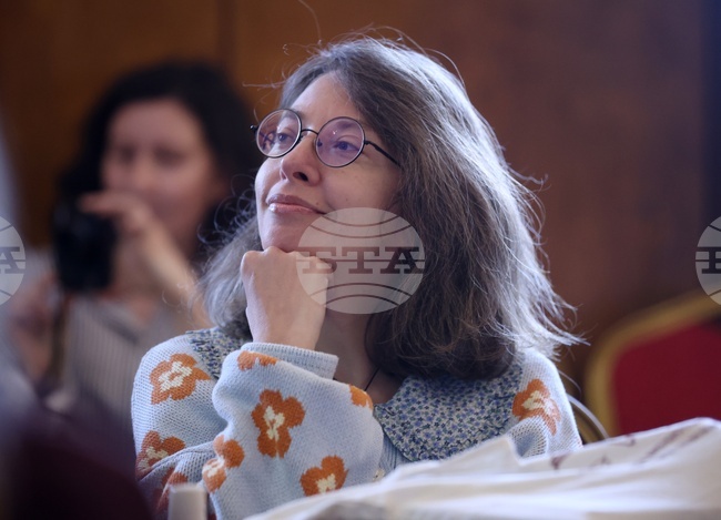 Чувството да се срещна с малките читатели е откривателско, каза пред БТА Петя Кокудева