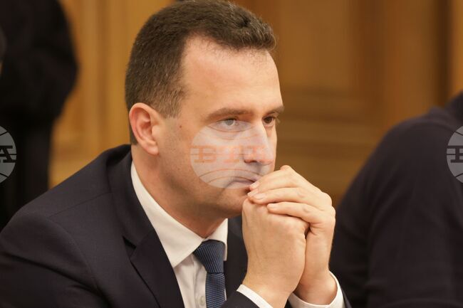 Битовите потребители да бъдат спокойни, държавата няма да допусне поскъпване на електроенергията, заяви министър Станков