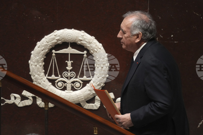 Френският премиер Байру оцеля при два вота на недоверие