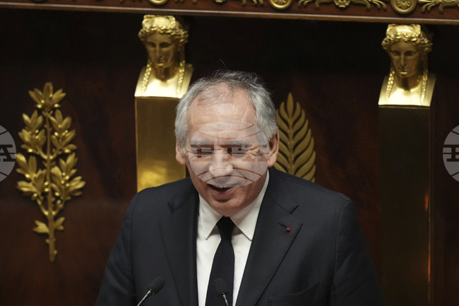 Франсоа Байру се опита да си купи политическо време чрез отстъпки към социалистите