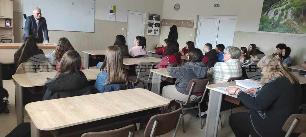 С опасностите в интернет и в социалните мрежи запозна ученици от Търговище съдия Пламен Драганов