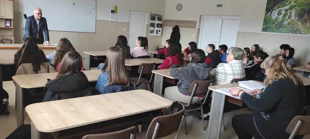 С опасностите в интернет и в социалните мрежи запозна ученици от Търговище съдия Пламен Драганов