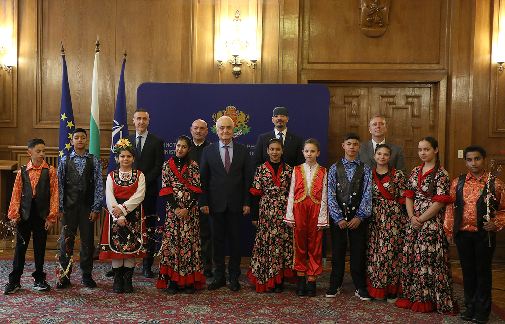 Спазването на традициите е част от патриотичното възпитание на българските млади хора, каза Атанас Запрянов на ученици по повод ромската Нова година